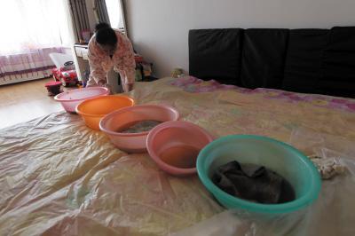 京山楼上漏水，住户失联，小区没物管，业主维权难！律师来支招……